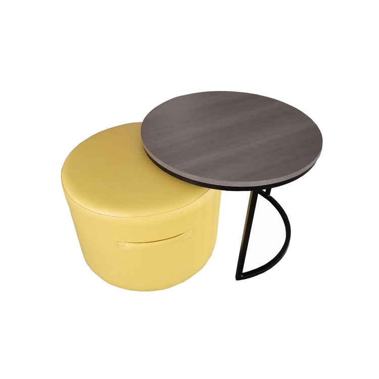 Mesa redonda e otomano