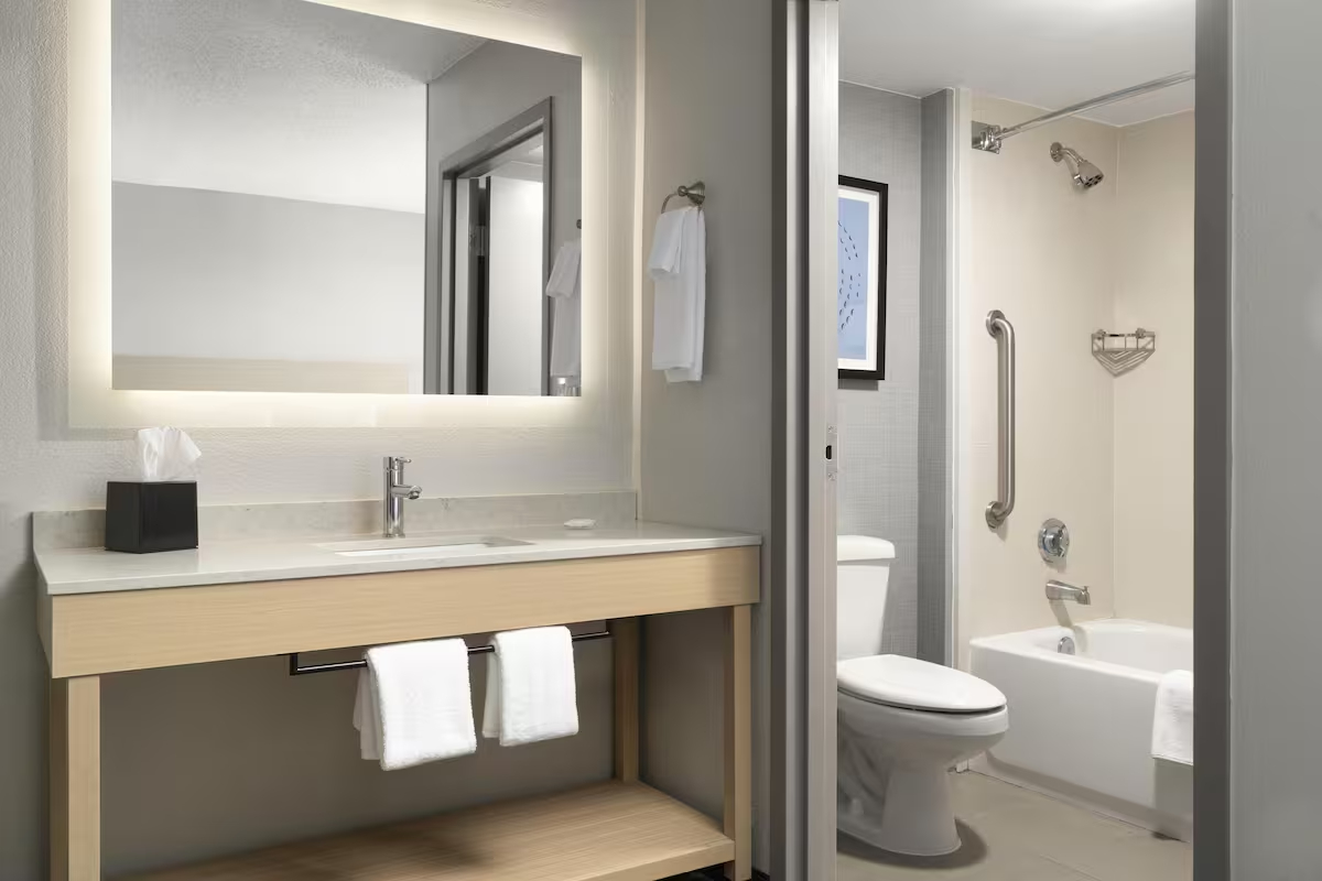 Chuveiro_banheira combinados, produtos de toalete de grife, secador de cabelo, toalhas